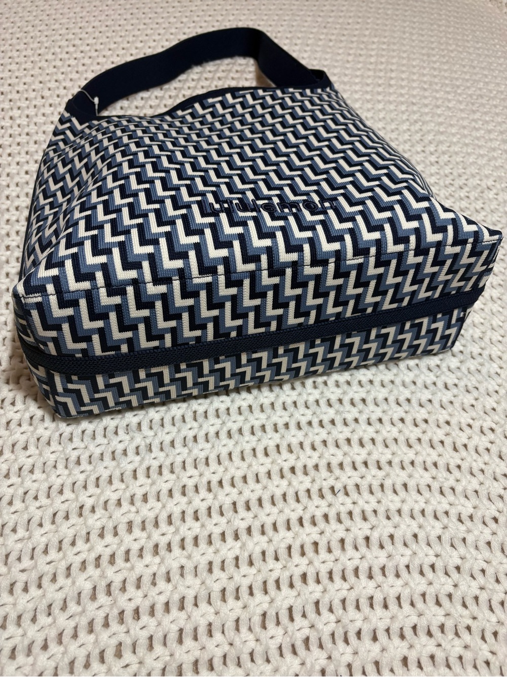 NWT lululemon shoulder bag L monogram knit in club blue/washed denim/light ivory - Picture 6 of 11